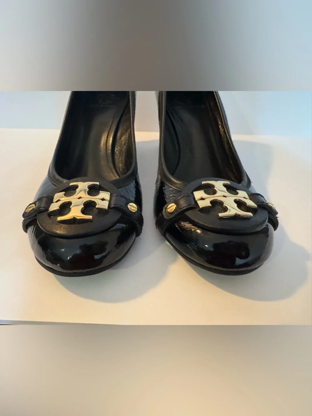 Tory Burch black patent leather pumps gold emblem 8.5